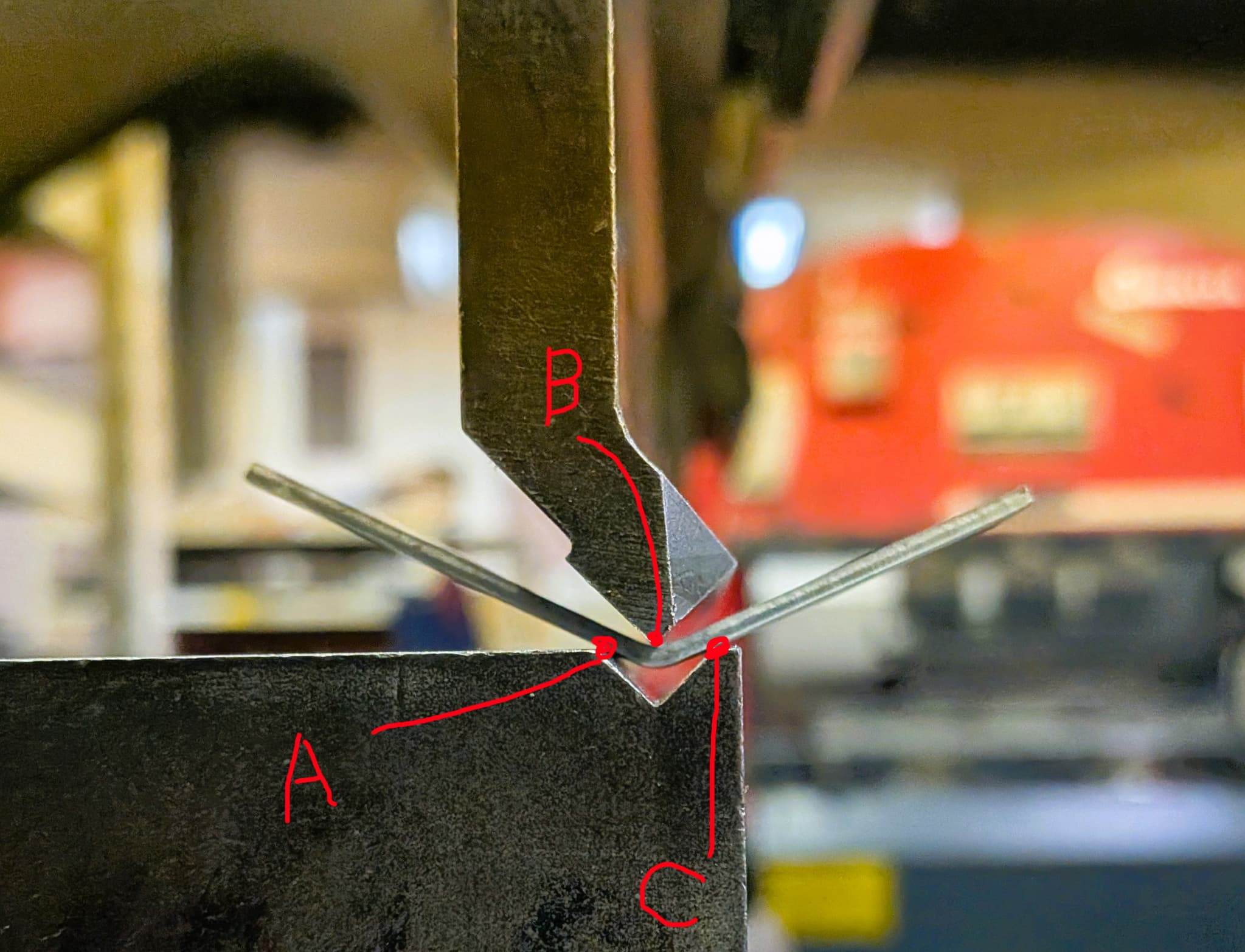 試作板金における主要な曲げ加工3種｜エアベンディング・ボトミング・コイニングの違い
